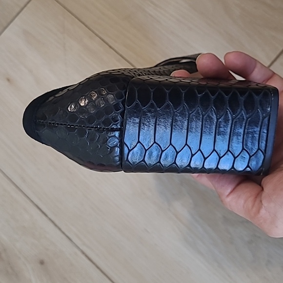 Louise et Cie Black and Gold Loafers Size 6.5 - Picture 5 of 12